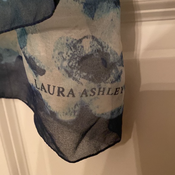 Laura Ashley, long gauzy scarf. 100% polyester, excellent condition. - Picture 4 of 9